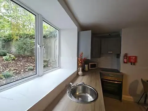 شقة Lury's